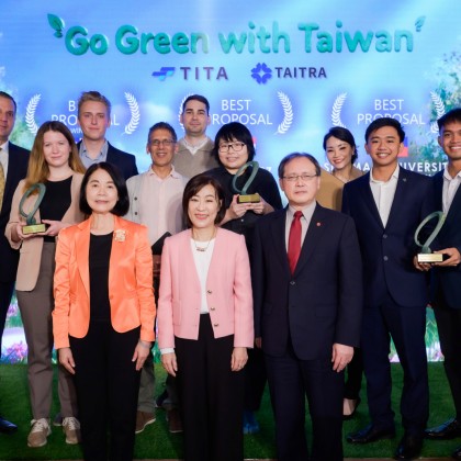 Director General of TITA, President & CEO of TAITRA , Secretary General of TAISE posed for a group photo with Top 5 Finalists