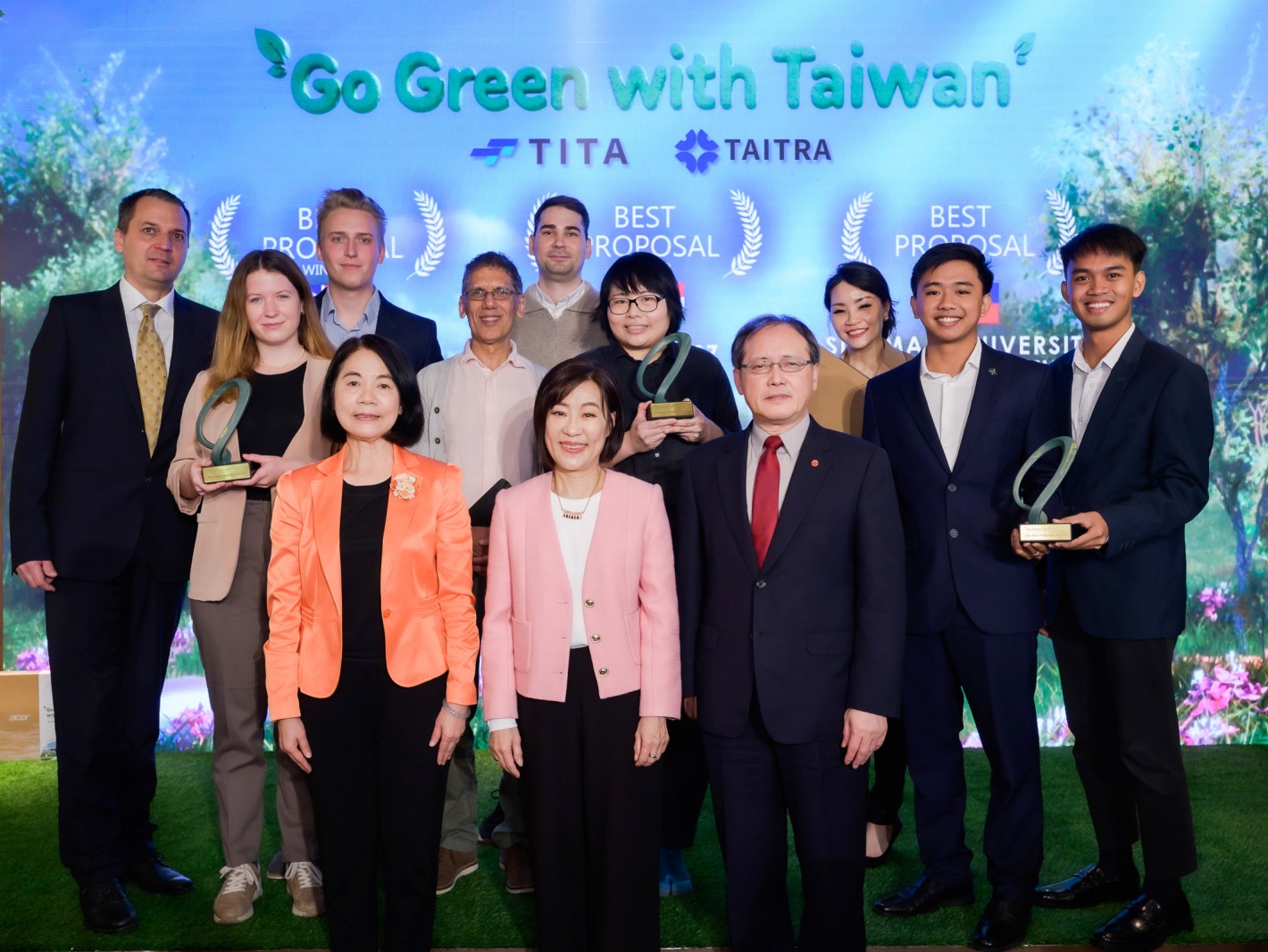 Director General of TITA, President & CEO of TAITRA , Secretary General of TAISE posed for a group photo with Top 5 Finalists