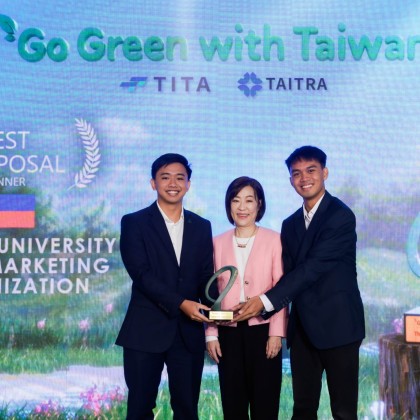 Director General of TITA Cynthia Kiang hands out the best proposal award to Team Philippines