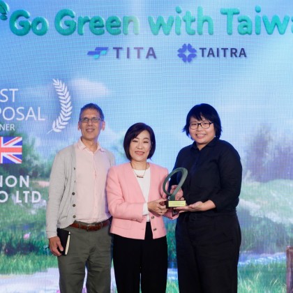 Director General of TITA Cynthia Kiang hands out the best proposal award to Team United Kingdom