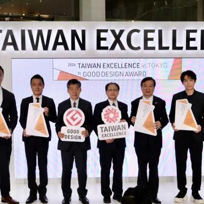 臺日兩地貴賓合影。左起東京台灣貿易中心主任鄧之誠、野原GROUP株式會社部長斉藤太郎、日本設計振興會理事長深野弘行、外貿協會秘書長王熙蒙、台北駐日經濟文化代表處大使李逸洋、活動嘉賓藤岡靛、活動主視覺設計師方序中