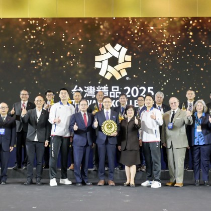 貿協董事長黃志芳(中)、奧運金牌國手麟洋配、評審委員與金質獎獲獎企業合影