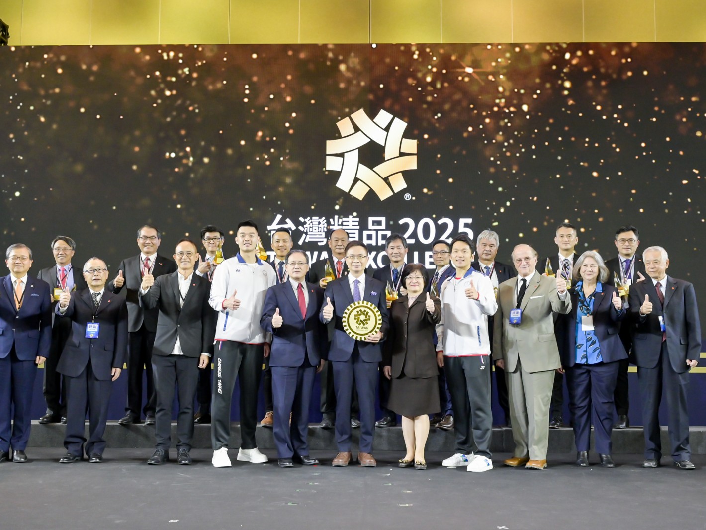 貿協董事長黃志芳(中)、奧運金牌國手麟洋配、評審委員與金質獎獲獎企業合影