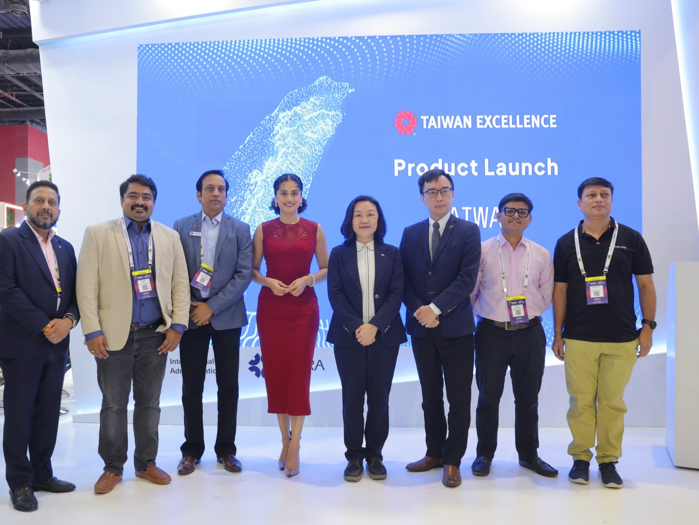 寶萊塢女星 Taapsee Pannu(左4)與經濟組組長陳郁淇(右4)、台北世界貿易中心駐新德里辦事處主任林君翰(右3)及發表企業代表合影，見證臺灣 AI 國家隊風采。