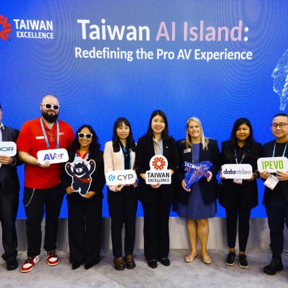 台灣精品「Taiwan AI Island: Redefining the Pro AV Experience」產業發表會貴賓合影，左起洛杉磯台灣貿易中心主任閉達玉(右4)、 AVIXA資深副總裁Jenn Heinold(右3)及發表會企業代表合影，見證臺灣AI產業國家隊風采。