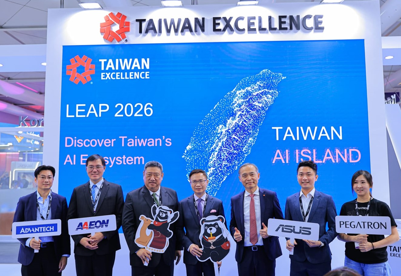 台灣精品「LEAP into the Future with Taiwan Excellence」產業發表會，外貿協會董事長黃志芳（左四）及我國駐沙烏地阿拉伯代表處代表張治平（左三）、貿協行銷處處長李文鉦（右三）及華碩、和碩、研華、研揚等企業代表合影，共同展現臺灣AI創新實力。(貿協提供)