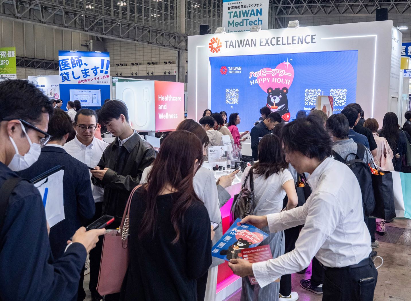 台灣精品展示區舉辦Happy Hour交流活動，現場人潮絡繹不絕、買主洽詢熱烈