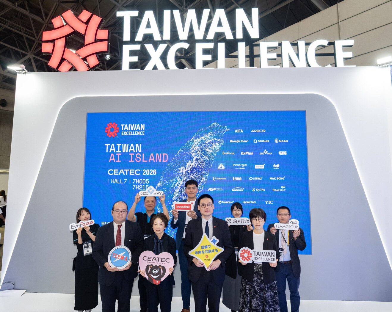 CEATEC 台灣精品產業發表會貴賓合影。左起台灣區電機電子工業同業公會周柏恒代表、日本電子情報技術產業協會（JEITA）執行裕子業務執行理事、駐日代表處經濟組楊子賢秘書、東京台灣貿易中心張惠莉主任及參展企業代表合影。(貿協提供)