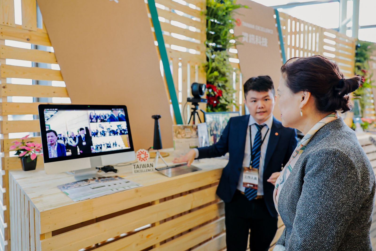 【愛比科技】 混合學習商用新利器，TOTEM 360 打造沉浸式視訊新體驗